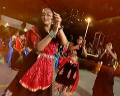 Navratri Sheri Garaba :નોરતાના બીજા દિવસે અમદાવાદમાં જામ્યો શેરી ગરબાનો રંગ, રાસની રમઝટની જુઓ તસવીરો