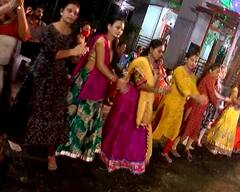 સંસ્કારી નગરી વડોદરામાં શેરી ગરબાની રમઝટ, ખેલૈયાઓએ અનોખી છટા સાથે ઘૂમ્યા ગરબે, જુઓ તસવીરો