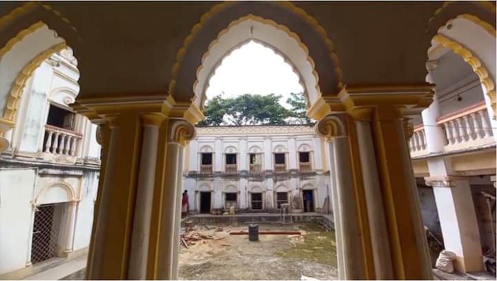 দেবীর নৈবেদ্যেও চমকের অভাব নেই। লুচি, বোঁদে, হালুয়া থেকে নারকেল নাড়ু, রসবড়া, হাজির থাকে সবই। আগে পুজোর সময় যাত্রার আসর বসলেও, এখন তা আর হয় না।