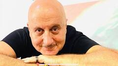 নতুন পোশাক নিয়ে মায়ের সঙ্গে খুনসুটি, ভিডিও ভাগ করে নিলেন অনুপম খের