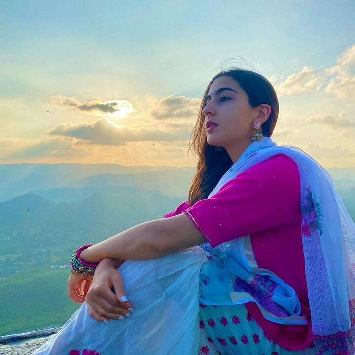 (Photo Courtesy : Instagram) ట్రెడిషనల్ డ్రెస్సుల్లో, ట్రెండీ కాస్ట్యూమ్స్ లో సారా ఎంతో అందంగా కనిపిస్తుంది.