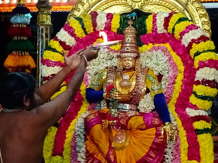 மனோன்மணி அம்மனுக்கு தீபாராதனை