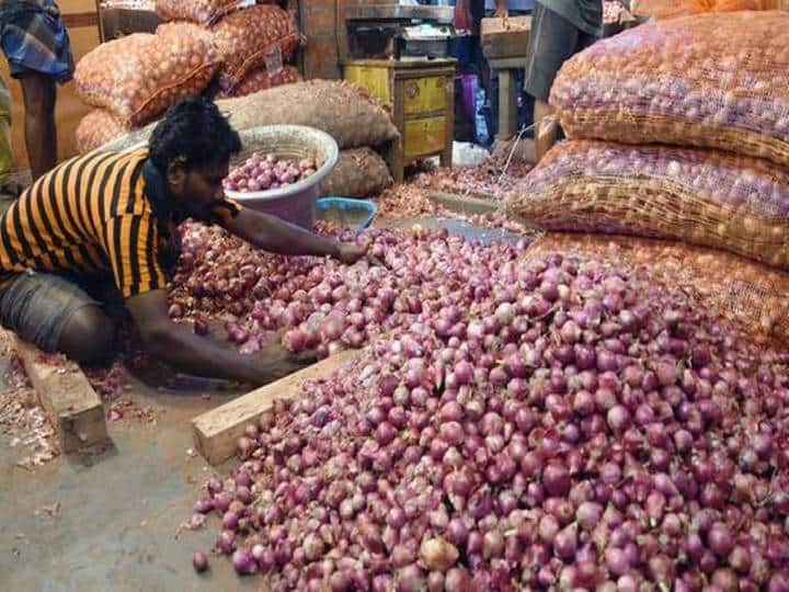 Onions price rise observed in Koyambedu  due to heavy and erratic monsoons in producing states வெங்காயம் விலை  ரூ.100 முதல் 120 வரை உயரலாம் - வர்த்தக வியாபாரிகள் எச்சரிக்கை!