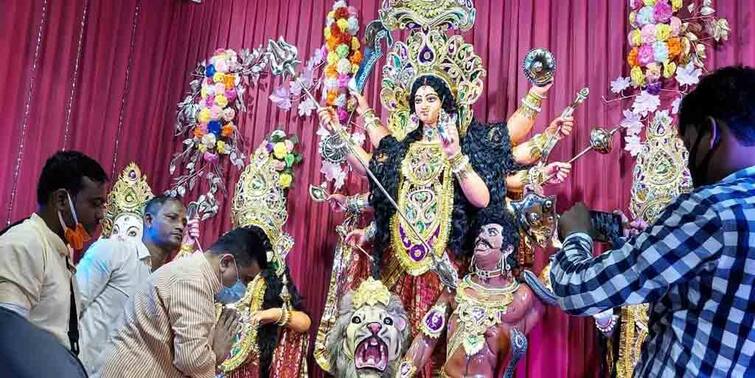 Suvendu Adhikari attends Beleghata Durga Puja Pandal remembers BJP Worker Abhijit Sarkar, who was allegedly killed in Post poll violence Durga Puja 2021: চতুর্থীতে বেলেঘাটার পুজোয় নিহত বিজেপি কর্মী অভিজিৎ সরকারকে স্মরণ শুভেন্দুর