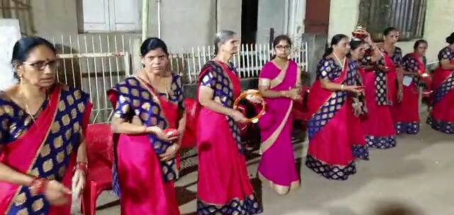 હંમેશા આકર્ષણનું કેન્દ્ર રહેતા પ્રાચીન બેડાં રાસ સહિતના રાસની શેરી ગરબામાં હવે ફરી ઝલક જોવા મળી રહી છે. ખેલૈયાઓ અનોખી અદા સાથે ગરબે ઘૂમ્યા.