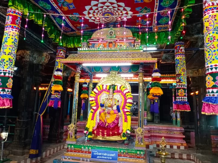 நவராத்திரியை முன்னிட்டு வண்ண விளக்குகளால் அலங்கரிக்கப்பட்ட மண்டபம்