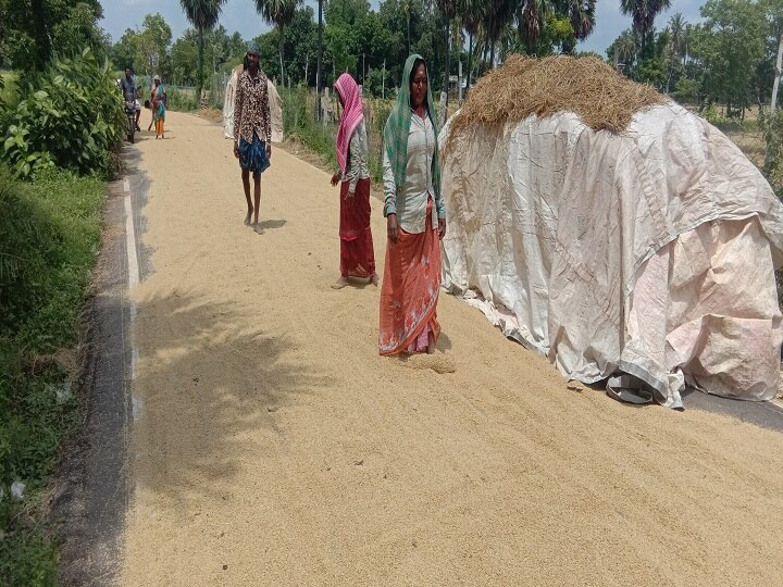 ஈரமாக இருப்பதாக சொல்கிறார்கள்.. ஓரம் தள்ளப்படும் நெல் மூட்டைகள்... கவலையில் விவசாயிகள்!