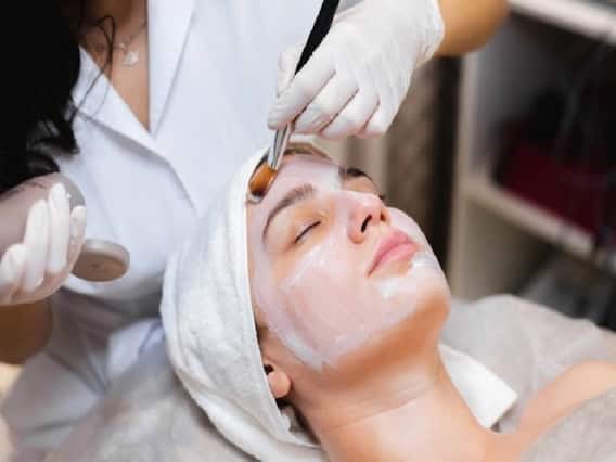 Skin Care Tips: फेशियल कराने के बाद इन 5 कामों से बनाएं दूरी नहीं तो हो सकता स्किन को नुकसान! Skin Care Tips: फेशियल कराने के बाद इन 5 कामों से बनाएं दूरी नहीं तो हो सकता स्किन को नुकसान!
