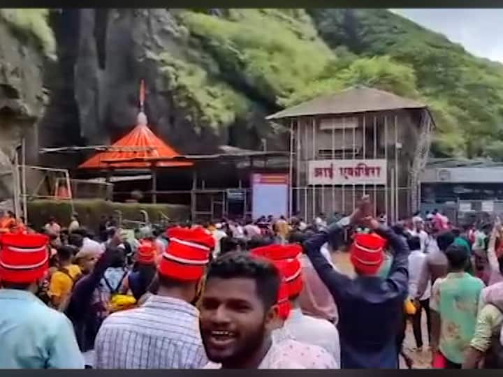 मागील वर्षी कोरोनाने देशात शिरकाव केल्यानंतर मंदिरांची दारं भाविकांसाठी बंद झाली होती. त्यामुळे गेल्या वर्षीची नवरात्र देखील बंद दाराआड साजरी करण्यात आली होती.