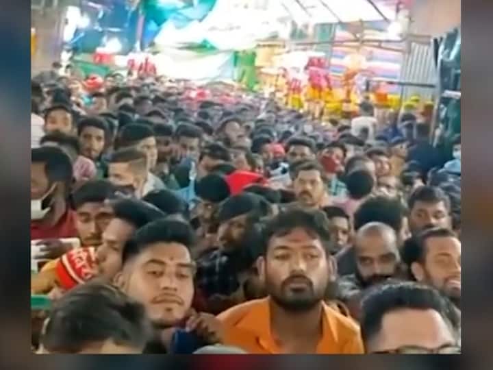 कोळी-आगरी समाजासह वेगवेगळ्या ठिकांणाहून भाविक आले असल्याने ट्रॅफिकदेखील झाले होते.