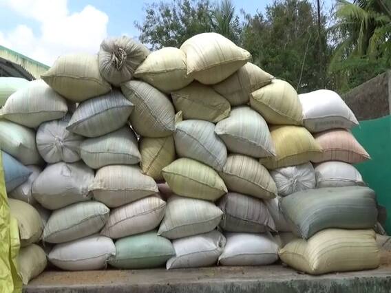 ஈரமாக இருப்பதாக சொல்கிறார்கள்.. ஓரம் தள்ளப்படும் நெல் மூட்டைகள்... கவலையில் விவசாயிகள்!