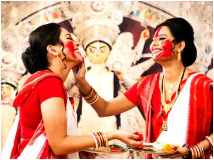 Durga Puja 2021 Why is the Ceremony of Vermilion Played Celebrated on the day of Dussehra And Sindoor Khela 2021 Durga Puja 2021: दशहरा के दिन क्यों मनाई जाती है सिंदूर खेला की रस्म, जानें वजह