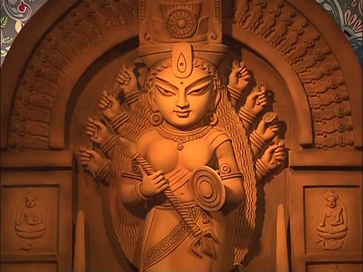‘লোকসংস্কৃতি ভাবনায় সেরা’ বালিগঞ্জ ২১ পল্লি  ৭৫ তম বর্ষে লোকসংস্কৃতি ভাবনায় শারদ আনন্দ সম্মান পেল ২১ পল্লি। বাংলার নিজস্ব মাটির পুতুলের শিল্পকলা ফুটিয়ে তোলা হয়েছে মণ্ডপজুড়ে।
