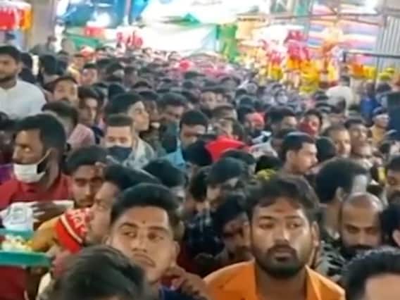 Ekvira Devi Temple : कार्ल्याच्या एकविरा देवीच्या मंदिरात प्रचंड गर्दी, दर्शनावेळी कोरोना निर्बंधांचे तीनतेरा Ekvira Devi Temple : कार्ल्याच्या एकविरा देवीच्या मंदिरात प्रचंड गर्दी, दर्शनावेळी कोरोना निर्बंधांचे तीनतेरा