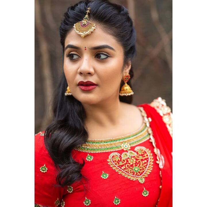 (Photo Courtesy: Instagram) ప్రస్తుతం ఈ బ్యూటీ కొన్ని సినిమాల్లో క్యారెక్టర్ ఆర్టిస్ట్ గా కనిపించనుంది.
