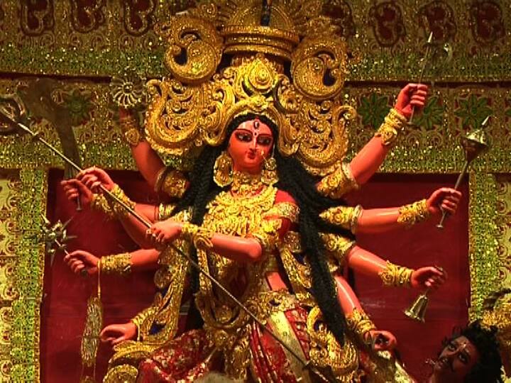 ‘আলোকসজ্জায় সেরা’ কলেজ স্কোয়ার  ৭৪ বছর ধরে একইরকম সাবেকি সাজে মা। নজরকাড়া ঝাড়লণ্ঠন। আর চোখ ধাঁধানো আলোকসজ্জা। জলাশয়ে প্রতিফলিত হাজার আলোর ঝলকানি। আলোকসজ্জায় সেরার স্বীকৃতি ছিনিয়ে নিল কলেজ স্কোয়ার।