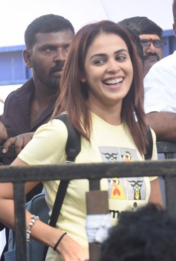 ఓటు వేసేందుకు హైదరాబాద్ వచ్చారు నటి జెనీలియా.