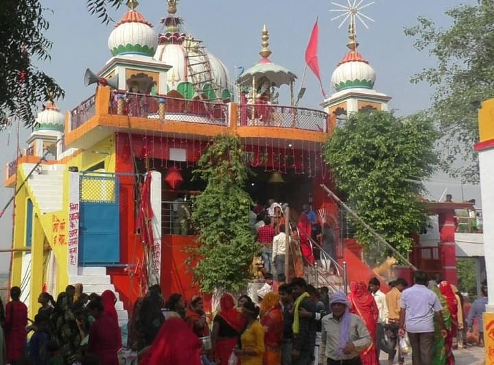 Navratri 2021: Devotees thronged to see Jalaun Wali Mata, Pandavas had established the temple Navratri 2021: जालौन वाली माता के दर्शन करने के लिए भक्तों की उमड़ी भीड़, पांडवों कराई थी मंदिर की स्थापना