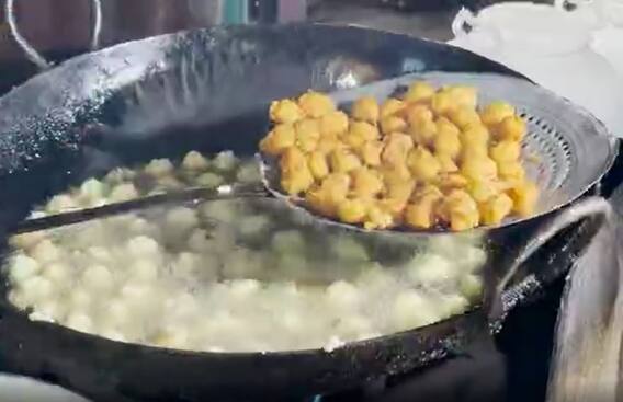 Watch: హుజూరాబాద్‌లో రూ.10కి 10 గారెలు.. వేరే రాష్ట్రాల్లోనూ ఈ సెంటర్ ఎంతో ఫేమస్