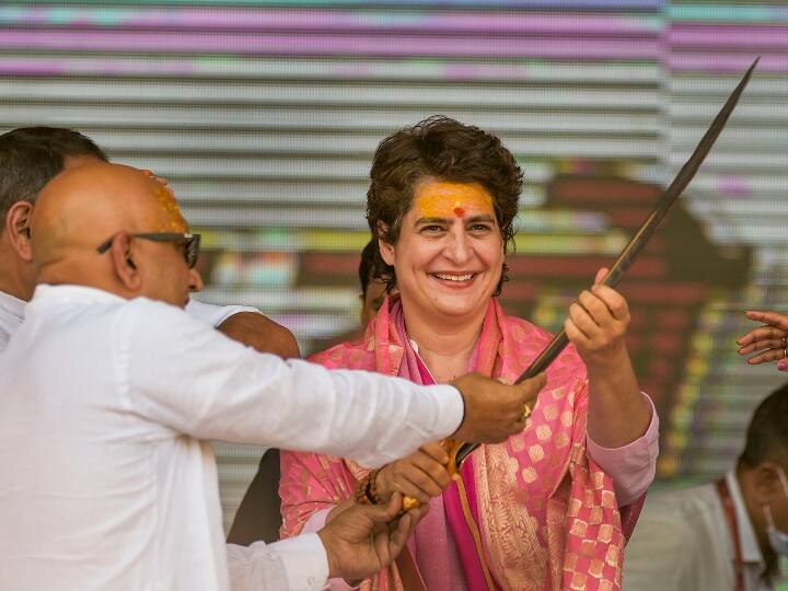 Priyanka Gandhi in Varanasi: लखीमपुर खीरी की घटना, एयर इंडिया सहित कई मुद्दों का जिक्र करते हुए प्रियंका गांधी ने पीएम मोदी पर साधा निशाना Referring to many issues including Lakhimpur Kheri incident, Air India, Priyanka Gandhi targeted PM Modi ANN Priyanka Gandhi in Varanasi: लखीमपुर खीरी की घटना, एयर इंडिया सहित कई मुद्दों का जिक्र करते हुए प्रियंका गांधी ने पीएम मोदी पर साधा निशाना