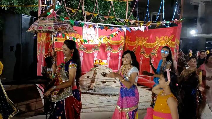 ત્રીજા નોરતે અમદાવાદની શ્રીનાથજી સોસાયટીમાં જામ્યો  ગરબાનો રંગ