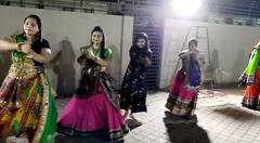 અમદાવાદમાં ત્રીજે નોરતે જામ્યો ગરબાનો રંગ, શેરી ગરબામાં મનમૂકી ઝૂમ્યાં ખેલૈયા, જુઓ તસવીરો