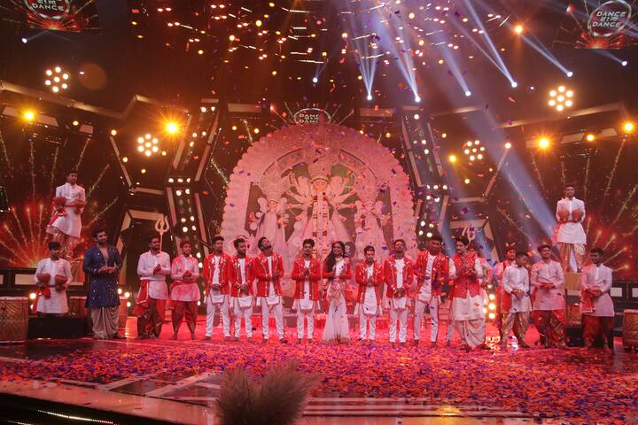 শহরে পুজোর আমেজ। পঞ্চমীতে সেজে উঠেছে কলকাতা সহ সমস্ত বাংলা। সেই ছোঁয়া লাগল নাচের মঞ্চেও।