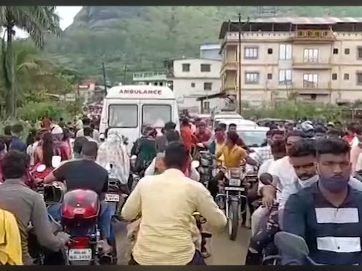 कार्ला गडाखालून वर पाहिलं की मुंग्यांप्रमाणे भाविक गड चढत असल्याचे दिसून येत होते. नवरात्रीच्या या गर्दिने कोरोनाच्या तिसऱ्या लाटेला आमंत्रण दिलं तर मंदिरांची दारं पुन्हा बंद होऊ शकतात.