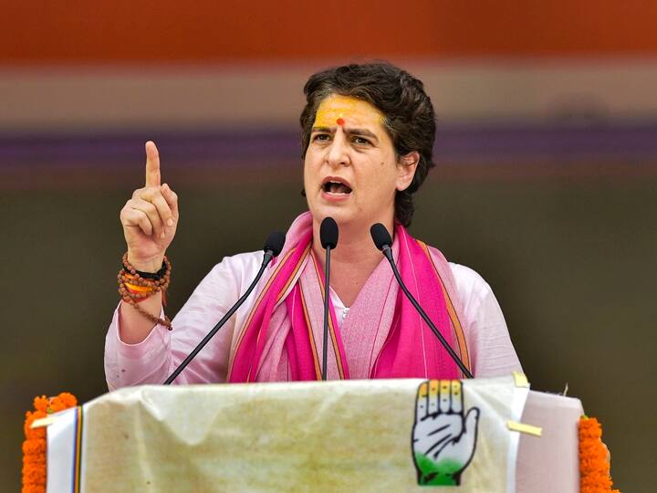 UP Election 2022 Priyanka Gandhi reaches Lucknow to hold press conference today women can get 33 percent reservation in ticket distribution ann मिशन यूपी पर फिर लखनऊ पहुंचीं प्रियंका गांधी, चुनाव में महिलाओं को टिकट बंटवारे में 33% आरक्षण का आज प्रेस कॉन्फ्रेंस में कर सकती हैं एलान