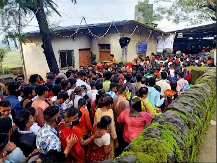मागील वर्षी भक्तांनी आपापल्या घरातूनच देवीला साकडं घातलं होतं. त्यामुळे या वर्षी भक्तांनी दर्शन रांगेत गर्दी केली होती.