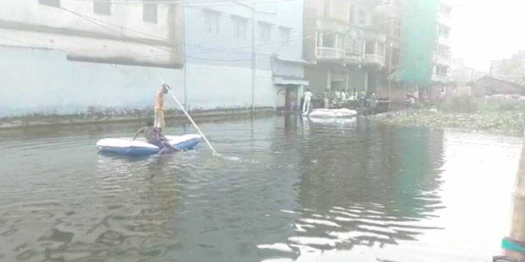 Howrah: Water logging at Bankra area even during Durga Puja Howrah: এখনও বাঁকড়ার বিস্তীর্ণ এলাকায় জমে জল, যাতায়াতের ভরসা ভেলা