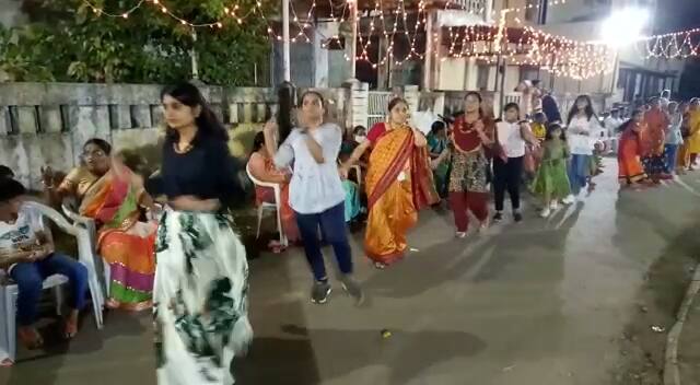 અમદાવાદની શ્રીનાથજી રેસિડન્સીમાં પરંપરાગત વેશભૂષા સાથે ખેલૈયાઓએ ગરબાની ધૂમ મચાવી