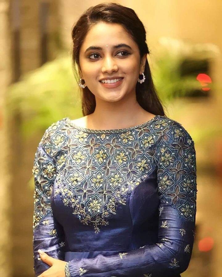 உன் கூடவே வாழ்கின்ற நிழல் நானடி நிழலுக்குதான் வாய் பேச தெரியாதடி