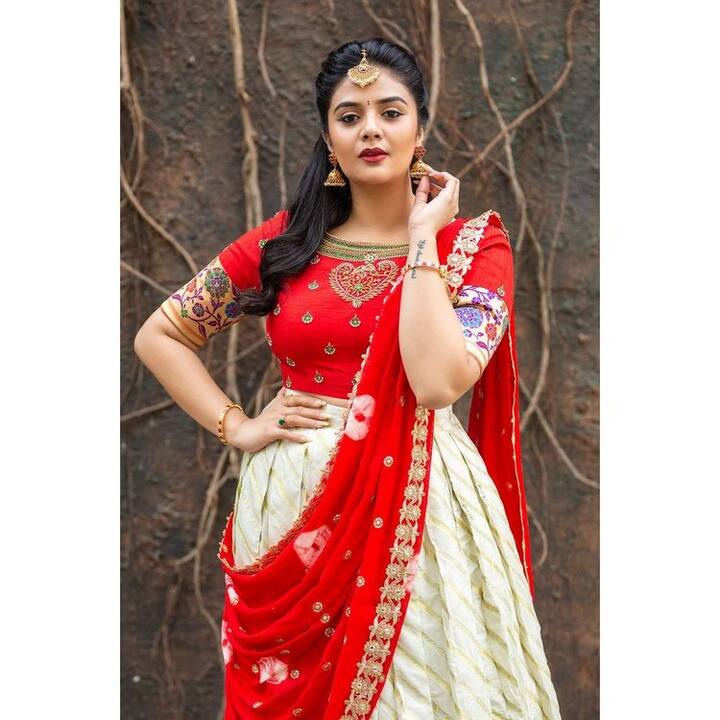 (Photo Courtesy: Instagram) తాజాగా శ్రీముఖి కొన్ని ఫోటోలను ఇన్స్టాగ్రామ్ లో షేర్ చేసింది.