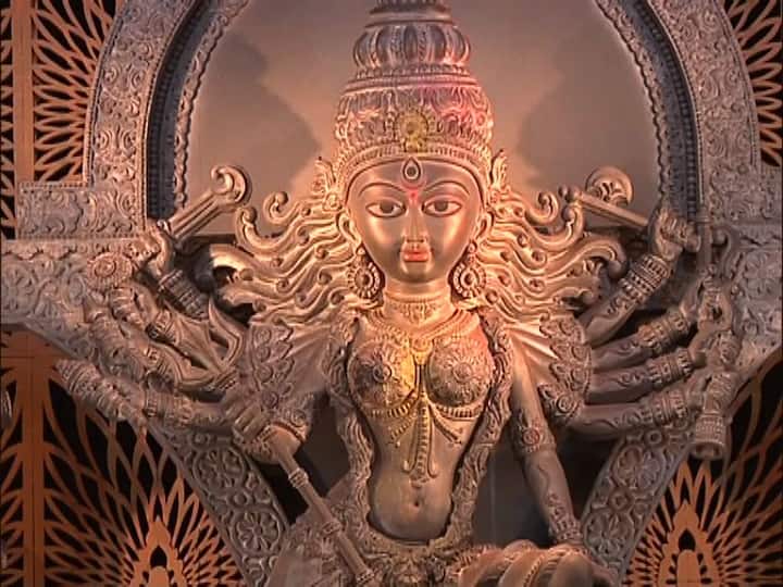 ‘স্থাপত্য ভাবনায় সেরা’ চেতলা অগ্রণী  কাল্পনিক মন্দিরের আদলে সেজেছে এবার চেতলা অগ্রণীর মণ্ডপ। স্থাপত্য ভাবনায় সেরার শিরোপা এবার তাঁদের দখলে।