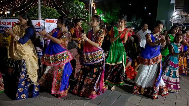 જૂદા-જુદા ગરબાના મૂવ્સ સાથે ખેલૈયાઓ ગરબે ઘૂમ્યાં.