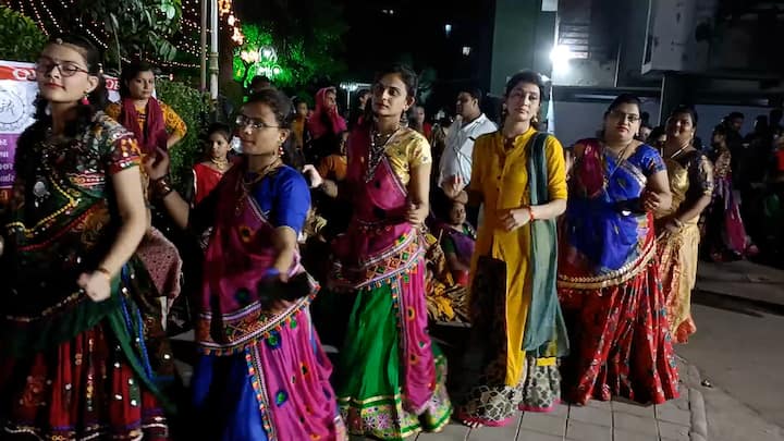 અમદાવાદની શ્રીનાથજી રેસિડન્સીમાં ખેલૈયા અનોખી અદા સાથે ધૂમ્યા ગરબે