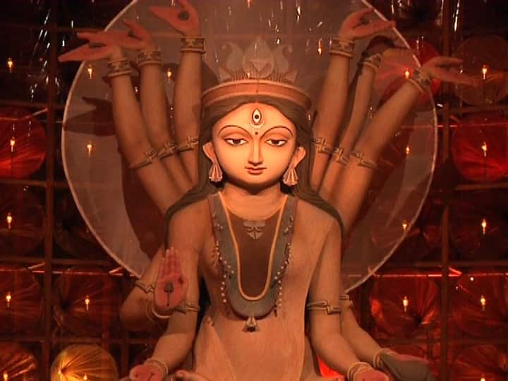 ‘সমসাময়িকতায়  সেরা’ টালা পার্ক প্রত্যয়  ৯৬ বছরে টালা পার্ক প্রত্যয়ের বিষয় ভাবনা - নির্বাধ। অর্থাত্‍ বাধাহীন। সমসাময়িকতায় সেরার শারদ সম্মানের শিরোপা এবার তাদের মাথায়।