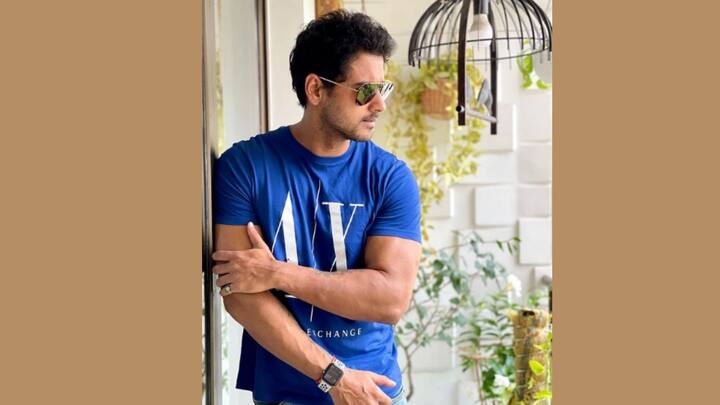 'বোঝে না সে বোঝে না' ধারাবাহিক দিয়ে বাংলায় অভিনয় শুরু করেন।