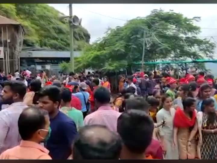 भाविकांनी चेहऱ्यावर मास्क लावलेला नव्हता, सोशल डिस्टनसिंगच्या नियमाचे पालन केले नव्हते.