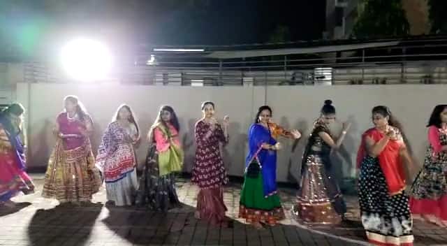 ટ્રેડિશનલ ડ્રેસમાં ખેલૈયા મનમૂકીને ગરબે ઘૂમ્યાં