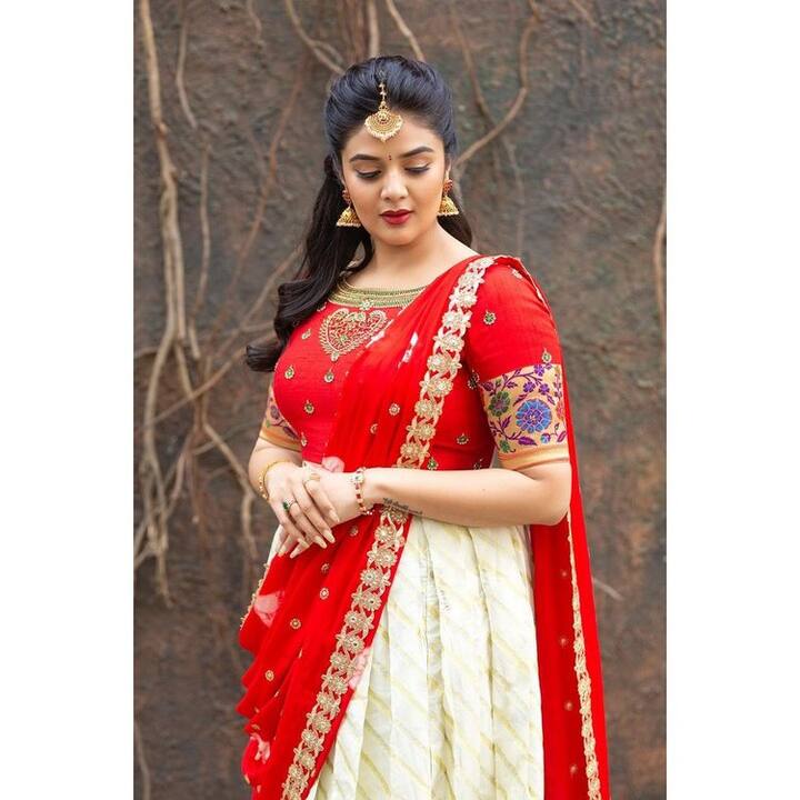 (Photo Courtesy: Instagram) తన ట్రెడిషనల్ లుక్ తో శ్రీముఖి ఆకట్టుకుంటుంది.