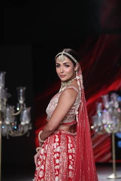 सुर्ख जोड़ा पहन, नजरें झुका, धीमे-धीमे कदमों से यूं चलीं Malaika Arora, दुल्हन के लिबास में देखकर उड़ जाएंगे Arjun Kapoor के भी होश!