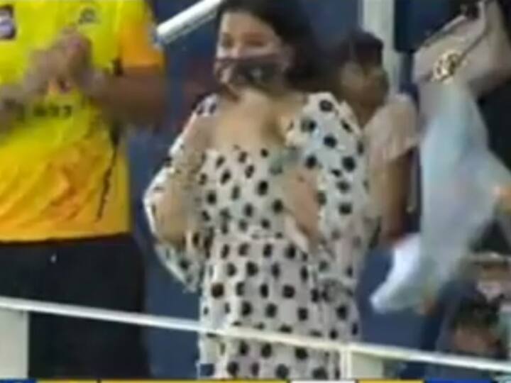 நிரூபித்த தோனி... கண்கலங்கிய சாக்ஷி தோனி.. உருக்கம் தந்த நெருக்கம்!