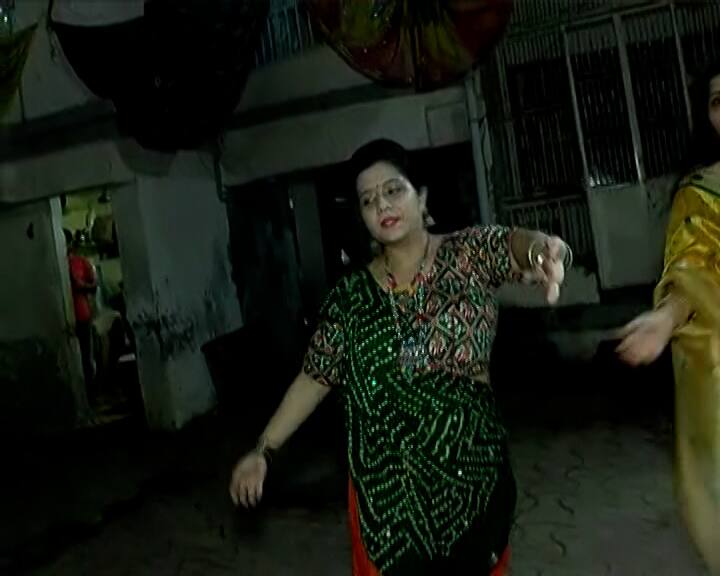 પરંપરાગત વેશભૂષા સાથે રમ્યા ગરબે