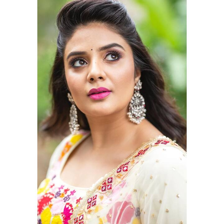 (Image credit: Instagram) తెలుగులో టాప్ యాంకర్లలో శ్రీముఖి కూడా ఒకరు. దసరా సందడి ముందే మొదలైపోయిందంటూ ఫోటోలను షేర్ చేసింది శ్రీముఖి.
