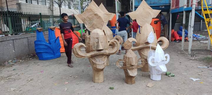 दूसरे कलाकार वीरपाल सिंह कहते हैं कि एक तरफ सरसो का तेल तक 240 रुपये लीटर हो गया है, वहीं दूसरी तरफ दस दिन की घंटों की मेहनत के बाद हमें केवल एक हजार रूपये का फायदा मिल पाता है. इतने से पैसे में घर चलाना मुश्किल है, लेकिन बेरोजगार होने के कारण कोई और काम नहीं है. इसलिए जितना भी मुनाफा मिले हम काम करते हैं और अपने परिवार को चलाते हैं.