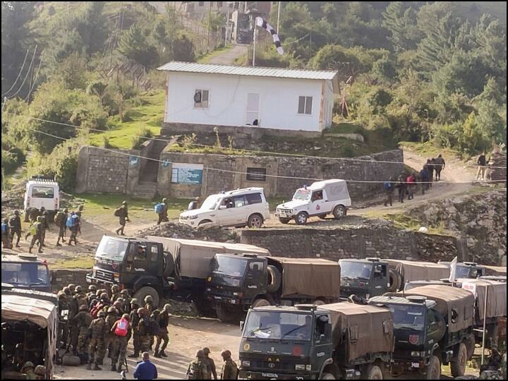 रक्षा विभाग के एक प्रवक्ता ने बताया कि आतंकवादियों ने सुरक्षा बलों पर भारी गोलीबारी की जिससे एक जेसीओ और चार अन्य जवान गंभीर रूप से घायल हो गए. बाद में इलाज के दौरान पास के एक सैन्य अस्पताल में सभी पांच सैनिकों की मौत हो गई. (तस्वीर पीटीआई)