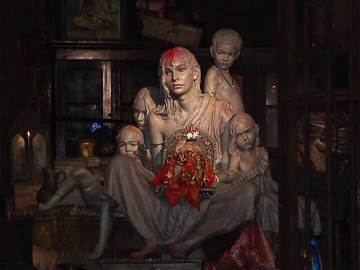 ‘সমাজ চেতনায় সেরা’ বড়িশা ক্লাব। মণ্ডপে দেশভাগের যন্ত্রণার ছবি। দুই ছেলে ও দুই মেয়েকে নিয়ে যেন অন্য দেশের উদ্দেশে রওনা দিয়েছেন মা দুর্গা। ৩৩-বর্ষে বড়িশা ক্লাবের পুজোর থিম ভাগের মা। মণ্ডপ থেকে প্রতিমা। সমাজ চেতনায় সেরা শারদ আনন্দ সম্মান জিতে নিল বড়িশা ক্লাবের পুজো।