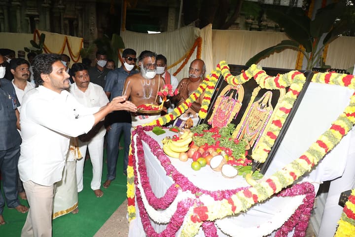 అలిపిరి నుంచి తిరుమలకు నడచివెళ్లే మార్గంలో 40 సంవత్సరాల క్రితం పైకప్పు నిర్మించారు.